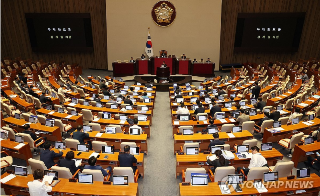 29일 오전 국회 본회의에서 '방송 4법'인 방송문화진흥회법(방문진법) 필리버스터가 진행되고 있다. [ⓒ연합뉴스]