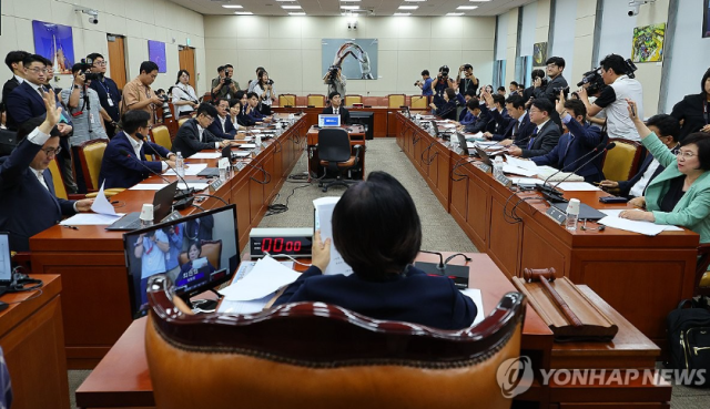 29일 오후 서울 국회에서 열린 과학기술정보방송통신위원회 전체회의에서 여야 의원들이 손을 들고 발언권을 요청하고 있다. [ⓒ 연합뉴스]