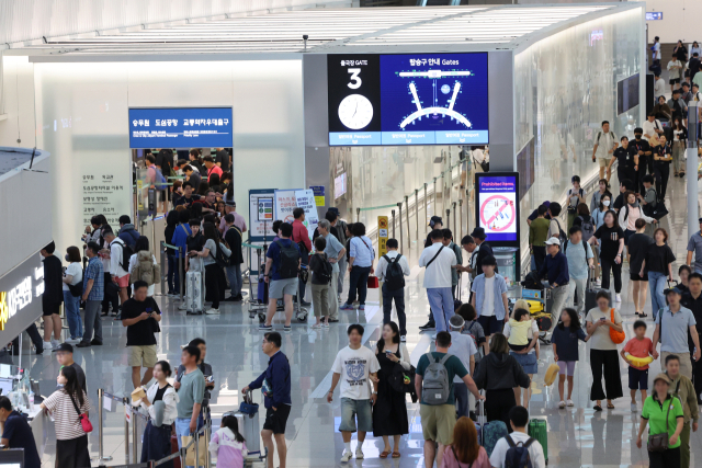 25일 인천국제공항 제1여객터미널 출국장이 여행객으로 붐비고 있다. [ⓒ연합뉴스]