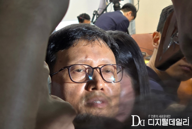 국회 정무위원회가 지난달 30일 티몬·위메프의 판매대금 정산·환불 지연 사태에 대해 긴급 현안질의를 가진 가운데 구영배 큐텐그룹 대표가 출석했다.