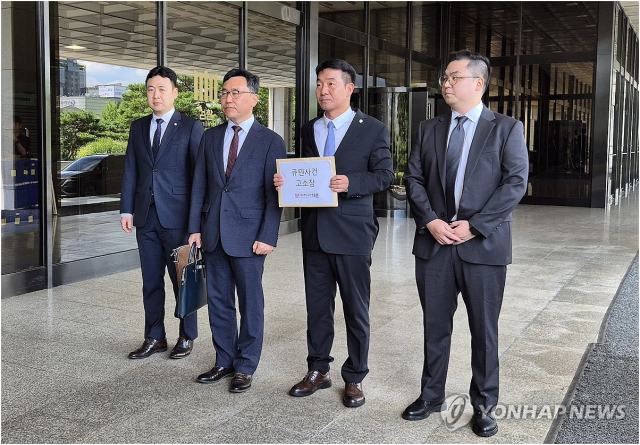 31일 서울 서초구 서울중앙지검 입구에서 법무법인 대륜 소속 변호사들이 티몬과 위메프 경영진에 대한 고소장을 제출하기 위해 나섰다. 2024.7.31. [ⓒ연합뉴스]