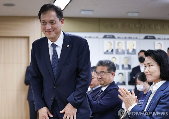 7월31일 김태규 신임 방송통신위원회 상임위원이 31일 오전 정부과천청사 방통위에서 열린 이진숙 방통위원장의 취임식에 참석, 인사하고 있다. [Ⓒ연합뉴스]