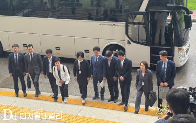 6일 오전 방송통신위원회에 방문한 국회 과방위 소속 야당 의원들이 발걸음을 재촉하고 있다. 왼쪽부터 노종면, 이정헌, 김우영, 김현, 최민희, 한민수, 박민규, 조인철, 황정아, 이훈기 의원. [ⓒ 디지털데일리]