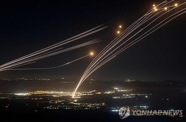 이스라엘 상공에서 요격되는 로켓들[ⓒAFP=연합뉴스]