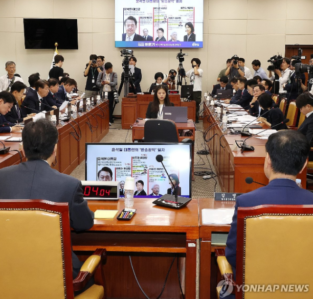 9일 오전 열린 국회 과학기술정보방송통신위원회의 '불법적 방송문화진흥회 이사 선임 등 방송장악 관련' 1차 청문회에 증인으로 출석한 방송통신위원회 직원들이 의원들이 질의하며 게시한 자료를 바라보고 있다. [Ⓒ연합뉴스]