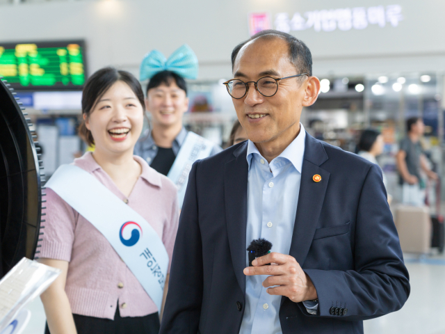 고학수 개인정보보호위원회 위원장이 12일 오후 서울 용산구 서울역에서 열린 캠페인에 참석해 오엑스(OX) 퀴즈 이벤트에 참여하고 있다. [ⓒ개인정보보호위원회]