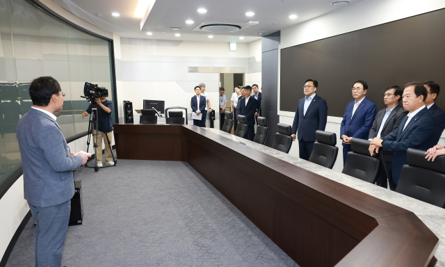 김병환 금융위원회 위원장은 13일 오후 경기도 김포시 KB국민은행 통합 IT센터에서 금융협회, 금융감독원, 금융보안원 등 유관기관 및 민간 보안 전문가들이 참석한 가운데 금융분야 망분리 개선 로드맵을 발표했다. [ⓒ 금융위원회]