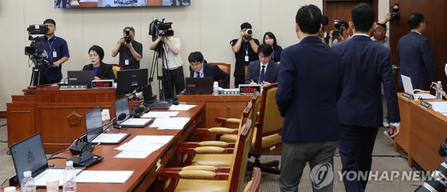 21일 오전 국회에서 열린 과학기술방송통신위원회의 '불법적 방문진 이사 선임 등 방송장악 관련' 3차 청문회'에서 국민의힘 소속 의원들이 추가 증인 등 출석요구의 건이 상정되자 퇴장하고 있다. [Ⓒ연합뉴스]