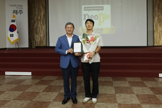 왼쪽부터 김완근 제주시장, 네오플 총무팀 백무열 팀장. [ⓒ네오플]