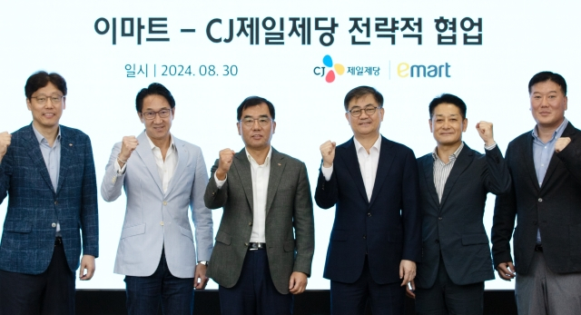 (사진 왼쪽부터) 김상익 CJ제일제당 식품한국총괄, 박민석 CJ제일제당 식품사업부문 대표, 강신호 CJ제일제당 부회장, 한채양 이마트 대표이사, 황운기 이마트 상품본부장, 이형순 이마트 HomeMeal 담당. [ⓒ CJ제일제당]