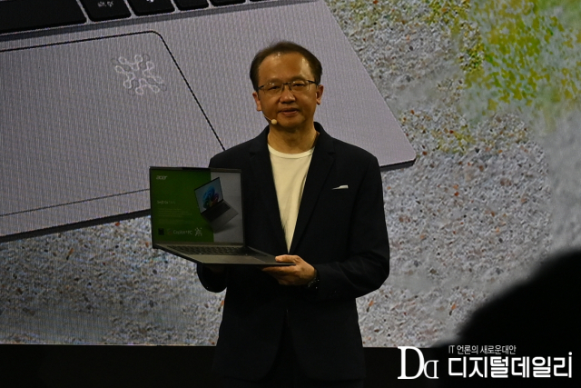 에이서(Acer)는 4일(현지시간) 독일 베를린에서 열리는 IFA 2014에 앞서 프레스 컨퍼런스를 갖고 인텔 코어 울트라 시리즈2(코드명 루나레이크, V200)가 탑재된 신규 PC 포트폴리오를 공개했다.