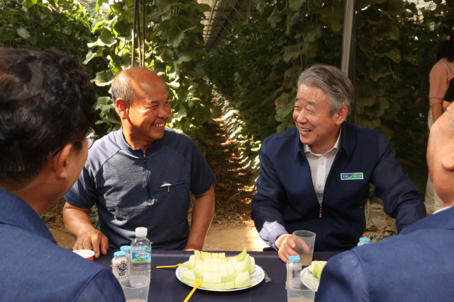 강호동 농협중앙회장(사진 오른쪽)이 멜론 재배 농가와의 소통을 위한 간담회를 가졌다. ⓒ농협중앙회