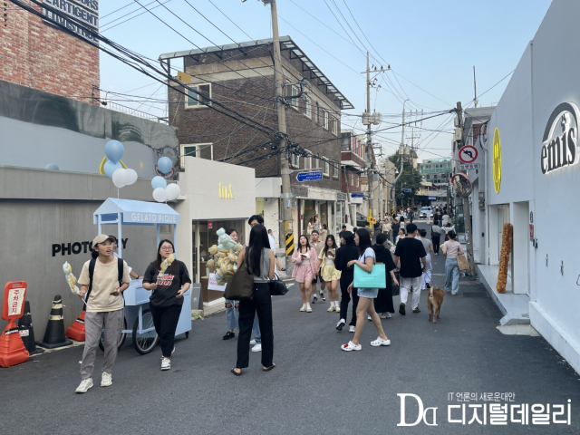 젤라또 피케는 한국 출시를 기념해 오는 15일까지 서울 용산구 한남동 카페거리 일대에서 브랜드 캐릭터인 곰인형 풍선을 배포한다.