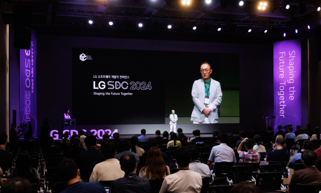 LG전자 CTO부문 박인성 SW센터장(전무)이 9일 서울 강서구 LG사이언스파크에서 열린 'LG 소프트웨어 개발자 콘퍼런스 2024(LG SDC 2024)'에서 환영사를 하고 있다. [ⓒLG전자]