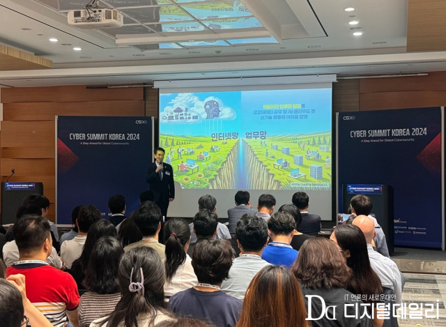 신용석 국가안보실 사이버안보비서관이 11일 서울 강남구 코엑스 'CSK 2024' 현장에서 참관객과 대화를 나누고 있다.