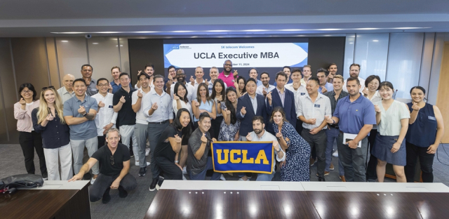 UCLA MBA 학생들과 교수진이 SK T타워에서 단체 기념사진을 촬영하고 있다. [ⓒ SK텔레콤]