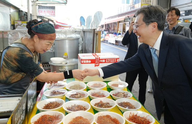 윤영빈 우주항공청장(오른쪽)이 사천읍시장에서 상인과 인사를 나누고 있다. [ⓒ 우주항공청]