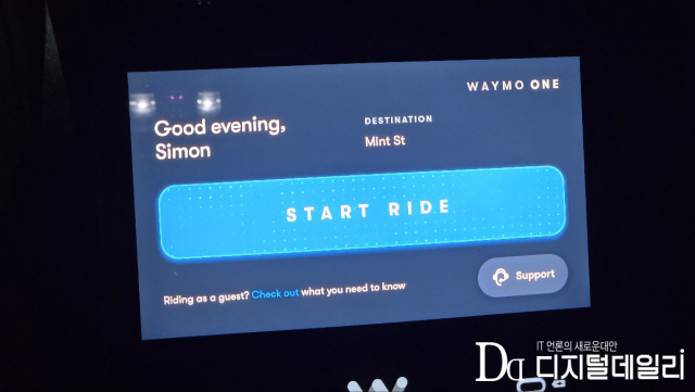 웨이모에 탑승하면 앱이나 컨트롤 패널에서 주행을 시작할 수 있다.