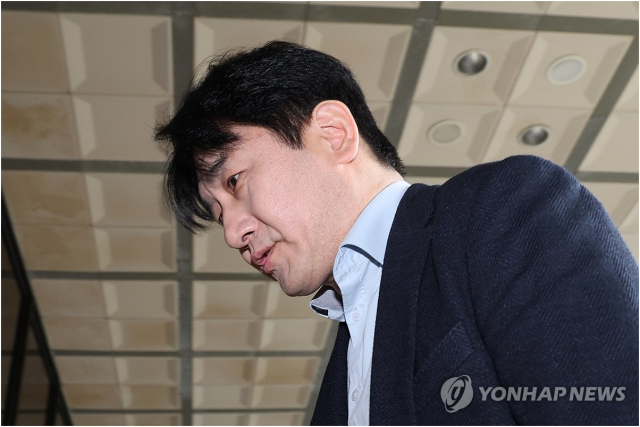 티몬·위메프의 대규모 미정산 사태와 관련해 류화현 위메프 대표가 19일 오전 피의자 신분으로 조사받기 위해 서울 서초구 서울중앙지방검찰청에 출석하고 있다. 2024.9.19[ⓒ연합뉴스]