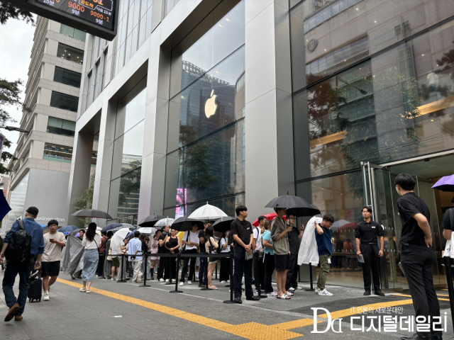 20일 애플 명동 전경. 아이폰16 시리즈를 구매하려는 고객들이 입장 시간에 맞춰 대기하고 있는 모습.