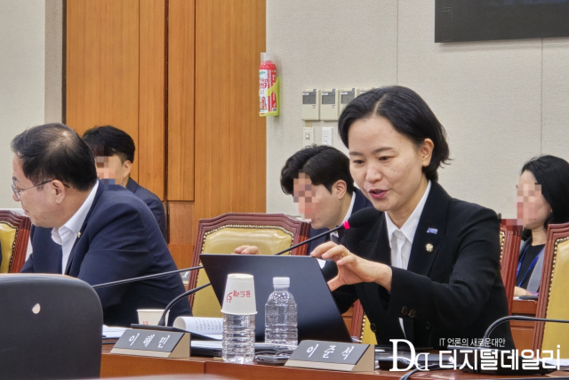 조국혁신당 이해민 의원이 발표자들과 질의응답을 주고 받는 모습.