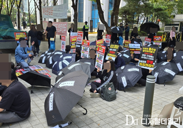 티몬·위메프 사태 피해자 연합인 ‘검은우산 비상대책위원회’가 17일 서울 여의도 금융감독원 앞에서 6차 집회를 열었다. 검은우산 비대위는 구영배 큐텐그룹 대표의 구속 영장 재청구를 요청하는 한편, 금융감독원의 실질적인 피해 구제 방안 마련을 촉구했다.