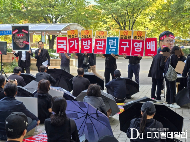 티몬·위메프 사태 피해자 연합인 ‘검은우산 비상대책위원회’가 17일 서울 여의도 금융감독원 앞에서 6차 집회를 열었다. 검은우산 비대위는 구영배 큐텐그룹 대표의 구속 영장 재청구를 요청하는 한편, 금융감독원의 실질적인 피해 구제 방안 마련을 촉구했다.