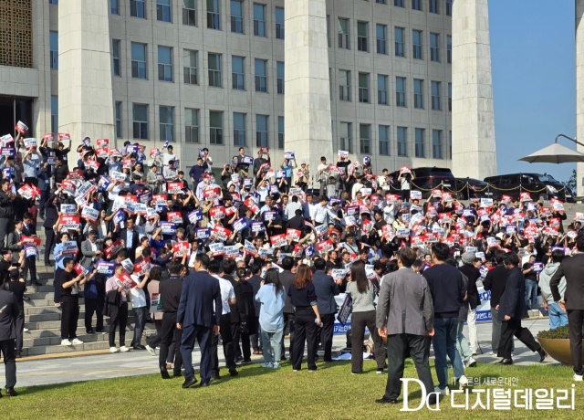 17일 서울 여의도 국회의사당 본청 앞 계단에서 배달앱 수수료 인하 및 온라인플랫폼법 제정 촉구 대회가 열렸다.