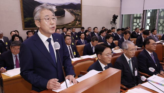 18일 국회 농림축산식품해양수산위원회의 농업협동조합중앙회, 농협경제지주, 농협금융지주 대상 국정감사에서 강호동 농업협동조합중앙회 회장이 업무보고를 하고 있다. ⓒ연합뉴스