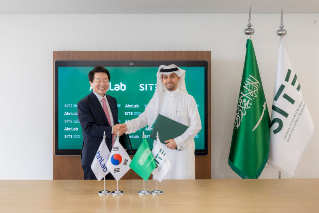 강석균 안랩 대표(사진 왼쪽)와 사드 알라부디(Dr. Saad Alaboodi) SITE CEO가 합작법인 설립 계약을 체결한 후 기념사진을 촬영하고 있다. [ⓒ안랩]