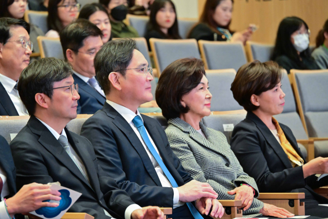 이재용 삼성전자 회장(왼쪽)과 홍라희 전 삼성미술관 리움 관장이 21일 오후 서울 종로구 서울대병원 어린이병원에서 열린 소아암·희귀질환 지원사업단 행사에 참석한 모습. [ⓒ삼성전자]