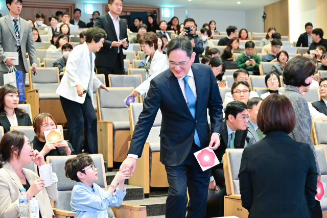 이재용 삼성전자 회장이 21일 서울대어린이병원에서 열린 '이건희 소아암·희귀질환 극복사업, 함께 희망을 열다, 미래를 열다' 행사에 참석해 환아와 인사를 나누고 있다. [ⓒ삼성전자]