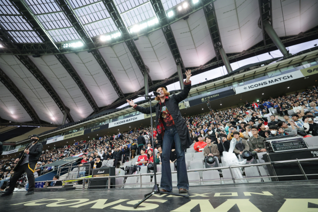 FC 온라인 주제가를 부른 가수 트랜스픽션의 축하 공연. [ⓒ넥슨]