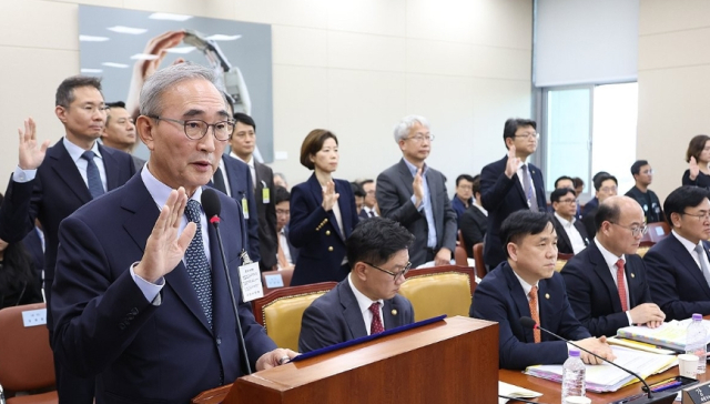 김영섭 KT 대표가 25일 국회에서 열린 과학기술정보통신부 종합감사 현장에서 증인 대표로 선서하고 있다. [ⓒ 연합뉴스]