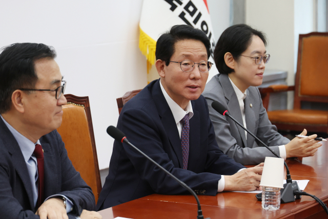 국민의힘 김상훈 정책위의장(가운데)이 국회에서 열린 기자간담회에서 발언을 하고 있다. [ⓒ연합뉴스]