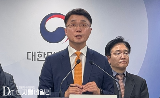 류제명 과학기술정보통신부 네트워크정책실장이 15일 열린 브리핑에서 취재진의 질의에 답변하고 있다. [ⓒ 디지털데일리]