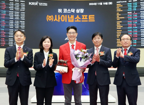 왼쪽부터 김대영 한국IR협의회 부회장, 이미현 한국거래소 코스닥시장본부장보, 전경헌 사이냅소프트 대표., 이성 NH투자증권 총괄대표, 강왕락 코스닥협회 부회장이 기념촬영 하고 있다. [ⓒ 한국거래소]