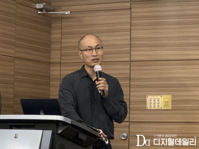 윤두식 이로운앤컴퍼니 대표가 19일 서울 강남구 한국기술센터에서 열린 한국정보산업연합회 CRM·BI협의회 정례 세미나를 통해 '조직 내 안전한 생성AI 활용과 기업의 AI 보안 로드맵'을 주제로 발표하고 있다.