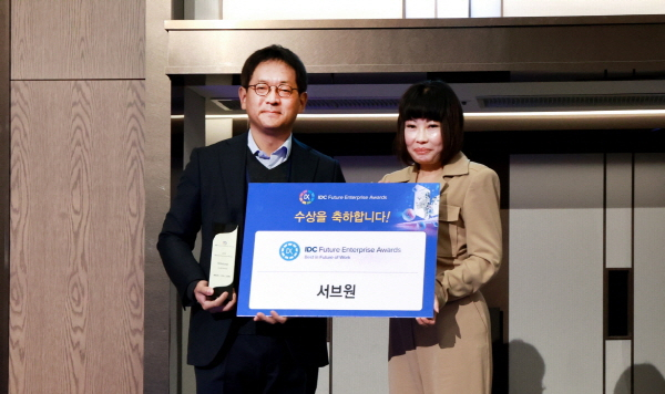 '2024 IDC 퓨처 엔터프라이즈 어워드' 시상식에서 '미래의 업무' 부문을 수상한 서브원의 COO 이상원 전무(왼쪽)가 산드라 응(Sandra Ng) IDC 아태 지역 그룹 부사장과 기념 촬영을 하고 있다. [ⓒ 서브원]