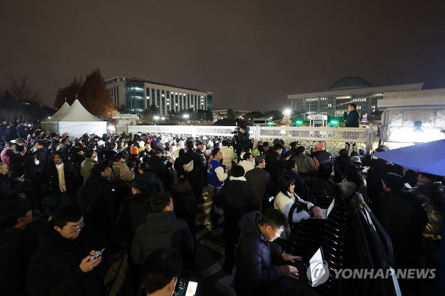 윤석열 대통령이 비상계엄을 선포한 가운데 4일 서울 여의도 국회 정문을 경찰이 통제하고 있다. [ⓒ 연합뉴스]