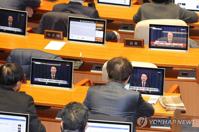 4일 새벽 국회 본회의장에서 야당 의원들의 윤석열 대통령의 계엄 해제 담화를 지켜보고 있다. [ⓒ 연합뉴스]