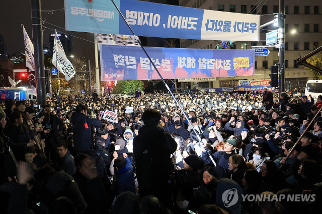 윤석열 대통령이 비상계엄을 선포한 가운데 4일 자정께 서울 여의도 국회의사당 앞에서 시민들이 계엄해제 구호를 외치고 있다. [ⓒ 연합뉴스]