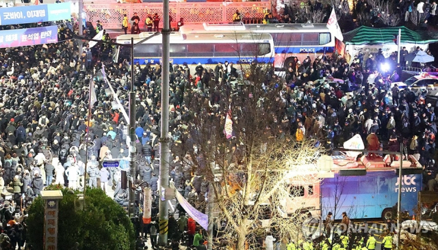 4일 새벽 서울 여의도 국회의사당에 계엄령 선포에 반대하는 시민 및 이를 저지하는 경찰 병력들이 모여 혼잡스러운 상황을 빚고 있다. [ⓒ 연합뉴스]