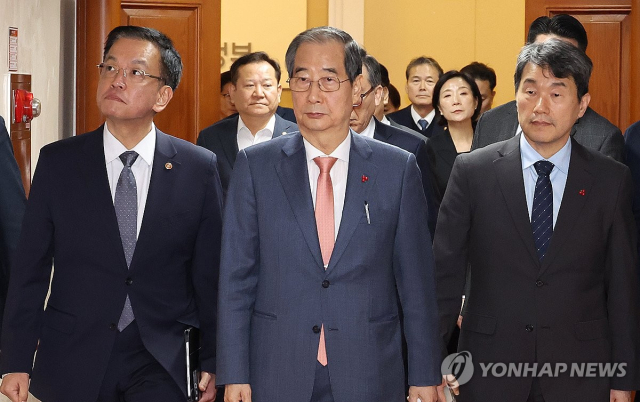 한덕수 국무총리와 관계 장·차관들이 4일 서울 종로구 정부서울청사 국무회의실에서 현안 논의를 마치고 회의장을 나서고 있다. [ⓒ 연합뉴스]