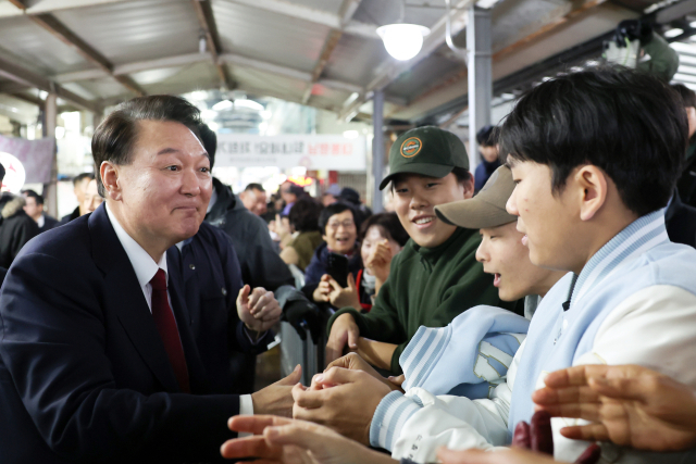 윤석열 대통령이 2일 충남 공주산성시장에서 시민들과 인사하고 있다. 2024.12.2 [ⓒ대통령실 제공, 연합뉴스]