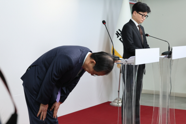 한덕수 국무총리가 8일 오전 서울 여의도 국민의힘 당사에서 열린 국정 수습 방안에 대한 한동훈 대표와의 공동 담화문 발표에서 허리 숙여 사과 인사를 하고 있다. [ⓒ 연합뉴스]