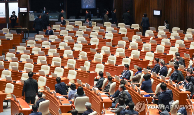 7일 오후 국회 본회의에서 김건희 특검법 제의안이 부결된 뒤 윤석열 대통령 탄핵안이 상정되자 국민의힘 의원들이 퇴장하고 있다. 2024.12.7. [ⓒ 연합뉴스]