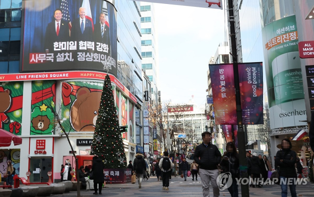 5일 오후 서울 명동 빌딩에 윤석열 대통령 관련 영상이 나오고 있는 모습. 2024.12.5 [ⓒ 연합뉴스]