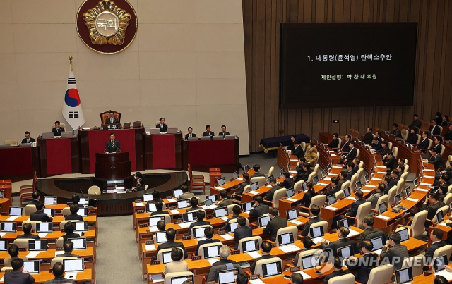 14일 국회 본회의장에서 윤석열 대통령 탄핵소추안의 제안 설명을 하고 있는 박찬대 더불어민주당 원내대표. [ⓒ 연합뉴스]