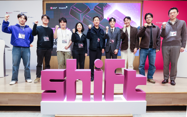 LG유플러스 홍범식 사장이 공식 첫 행보로 스타트업 발굴 및 육성 프로그램인 ‘쉬프트(Shift)’ 데모데이 행사에 참석했다. 사진은 홍범식 사장(왼쪽에서 다섯번 째)이 쉬프트에 선발된 스타트업 대표와 기념사진을 촬영하는 모습.